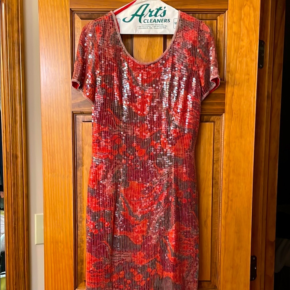 Red Sheath Mini Dress with Scoop Neck and Short Sleeves